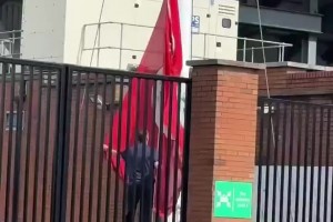 R.I.P！利物浦为若塔降半旗哀悼，球迷在场外送上鲜花