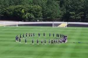 欧冠冠军的格局！巴黎圣日耳曼今日训练前全队缅怀迪奥戈-若塔