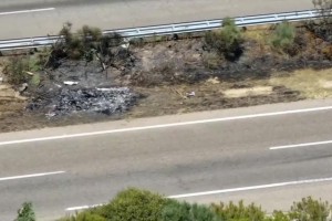 若塔交通事故中不幸去世现场！车辆起火旁边的小树被烧焦！