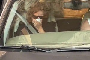 悲痛欲绝！ 家人来接若塔遗体回家，在车上痛哭