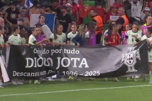 女足欧洲杯赛后，葡萄牙与西班牙球员一起缅怀因车祸去世的若塔