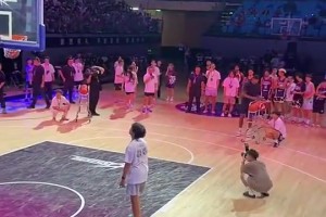 恩比德看完沉默了！乔治去年中国行表演三分，离谱的10中2！