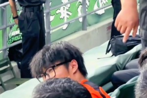 保安欲劝走买错球票的玉昆球迷，国安球迷就说了两个字：放心