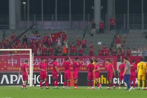 尊重！韩国全队向中国球迷鞠躬谢场