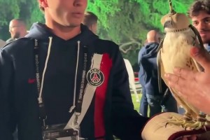 这是什么仪式？若昂内维斯神圣地接过了隼形小蛋糕！