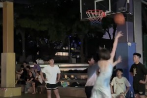 不应该啊！黄政宇解围失误让对手两连射