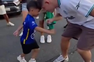 遭帕尔梅拉斯球迷“挑衅”，一位切尔西小球迷与前者顶牛