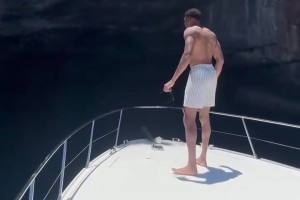 光膀子的字母哥 身材比例跟跟腱看着更恐怖了！