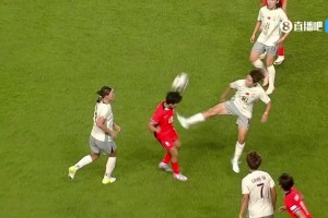 危险动作！刘靖一记佛山无影脚踢倒对手染黄