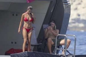 哈兰德看到女友的身材后忍不住拍照