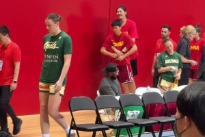 1米92黄思静在2米26张子宇面前，就是个小孩子啊