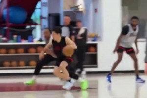 河村勇辉与球队正式完成合练 高难度中投底角三分样样有