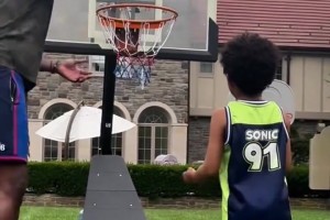 恩比德拿着足球教儿子投篮 这投篮天赋遗传很到位啊