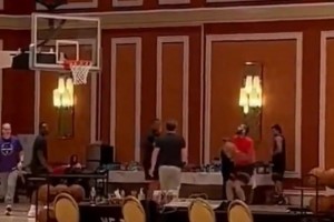 英格拉姆在猛龙的拉斯维加斯球馆训练，能代表猛龙打夏联吗～