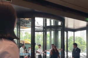 迎面而来的身高太让人震撼了 女篮张子宇/韩旭入住酒店的压迫感