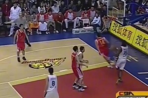 他就是中国男篮移动长城之一的王治郅！内线技术堪称顶尖...
