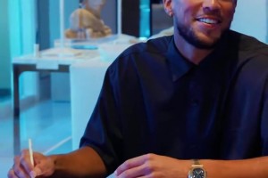 历史最高年薪！布克两年1.45亿续约 嘴角压不住了