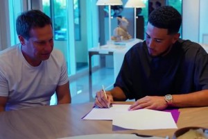 赚大钱了！布克续约大合同，嘴角快压不住了！