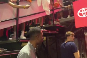 真就美国之子！球迷身穿湖人球衣来现场支持弗拉格