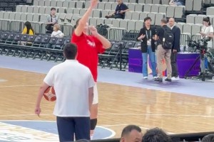 一看就是那种猛将！张子宇赛前离谱单手抛版热身