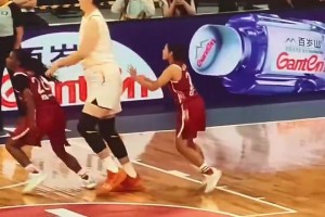 张子宇蹂躏印尼女篮印尼老黑控住了底盘但高空被轻松击破