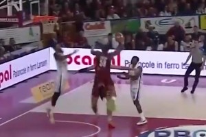 安详地进入梦乡了！欧洲联赛惊现超级死亡隔扣！