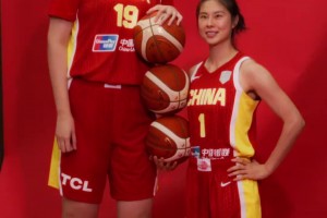 中国女篮拍摄定妆照 张子宇真是个大宝贝啊