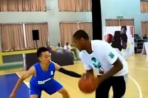 尴尬！甜瓜中国行指导小朋友急停跳投 演示时连续打三铁