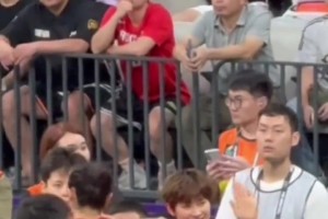 帅的嘞！女篮队长杨力维跟球迷打招呼‍♀️居然还送飞吻