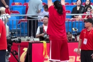 抓球抵着篮板拉伸！张子宇这热身在女篮也是独一份了