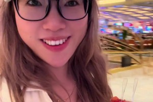 在美偶遇艾弗森！女记者：艾弗森那会输钱输好几万，不能跟我合影