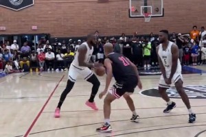 维金斯开启个人训练，墙上三面热火总冠军旗帜相当显眼！