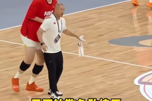 球员疯狂欺负教练，教练却还是拿她当宝！