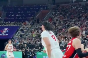 这身高优势真令对手绝望！张子宇在日本女篮头上连续刷板放篮