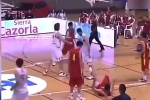 以牙还牙太硬了！17岁的易建联炸裂暴扣强势回应加索尔