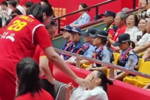 高个的烦恼2米28的张子宇叉个腰，结果肘部直接误伤队友了