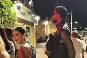 乔治与女友现身法国等待出席派对～