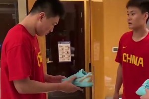 雷蒙羡慕赵睿的科比6，赵睿调侃：打CBA你又穿不了！