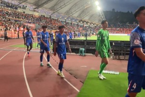 挽回天崩开局!申花客场战平玉昆，赛后全队向上千名远征球迷致谢