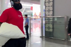 哈登中国坐高铁，这是把酒店的枕头薅出来了？