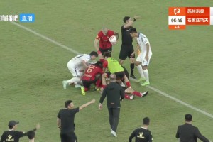 昏厥前已不适！镜头显示苏州东吴球员胡靖倒地前连续弯腰扶膝