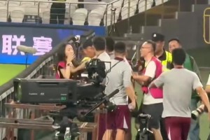 笑起来像月牙玉昆美女主持大晚上不睡觉在试图散发魅力~