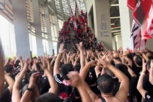 四川雄起！成都蓉城球迷赛前加油助威太震撼了