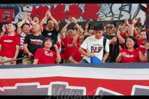 泪目！杨明洋对球迷太有爱了，刀锋看台想起热烈掌声