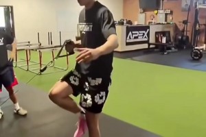 美国康复机构晒出曾凡博最新康复训练视频！看样子恢复得不错！