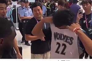 真爱粉！维金斯中国行遇死忠！身穿19件嘴哥曾经穿过的球衣！