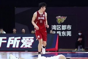 余嘉豪曾不看路被地上的赵睿绊倒 如今两人成了国家队队友