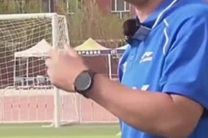 赖斯说我们连续三年第二时，萨拉赫立刻看向了范迪克