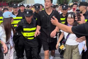 郭艾伦重庆行被大批球迷追随 感觉比库里中国行还受欢迎啊