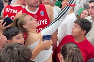 实在太受欢迎了！一美女球迷高举手机与申京合影自拍